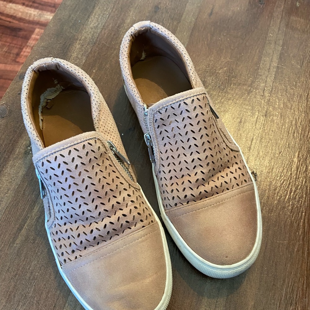 Alexa size 7.5 dressy boat shoe. Zip up sides and perforated holes on top.